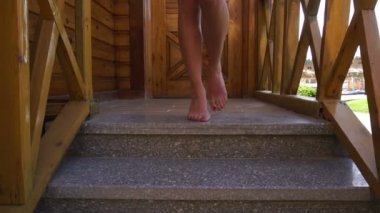 genç kadın merdivenlerden aşağı gidiyor