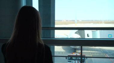 genç kız pencereden dışarı bakar ve onun kafa ileri döner