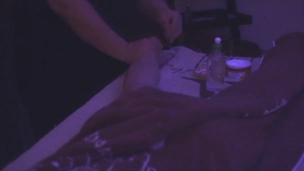 Масажистка робить масаж дівчина ноги старанно — стокове відео