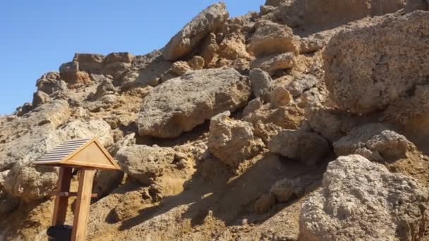 Grand canyon de sable avec des pierres près de la mer — Video