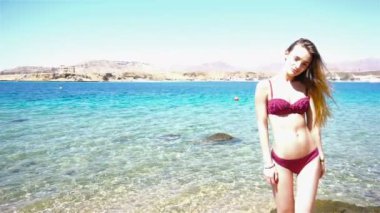 kadın poz ve plajda gülümseyen mayo