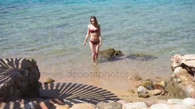 İnce genç kız denizden gelmek belgili tanımlık merdiven üstünde mavi dalgalar üzerinde arka plan yaz saati ile
