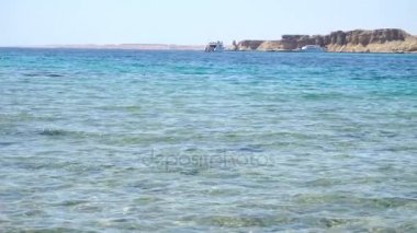 Mavi temiz deniz dalgaları ile ile yendi
