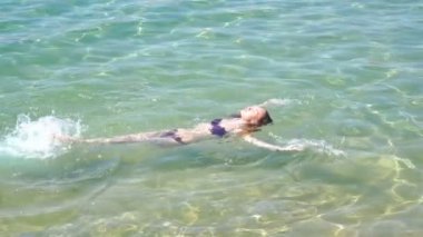 genç kız yüzen gözleri ile denize sırtına ağır çekimde kapalı