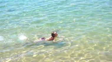 saf şeffaf denizde yüzen uzun saçlı genç güzel kız