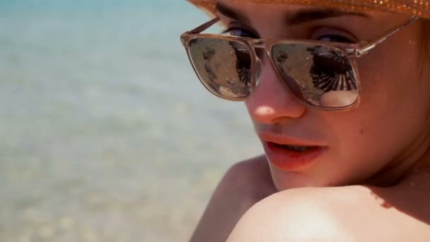 Νεαρή γυναίκα σε ψάθινο καπέλο και καθρέφτης γυαλιά ηλίου — Αρχείο Βίντεο