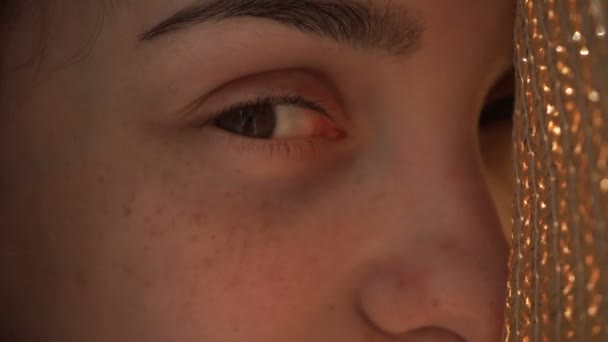 Очі молодої дівчини з веснянками на її обличчі крупним планом — стокове відео