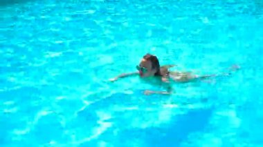 Güzel Kız bardaklarda ve ıslak saçlı mavi Havuzda yüzen