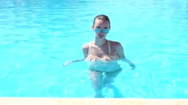 Genç ıslak kadın güzel mayo ve güneş gözlüğü