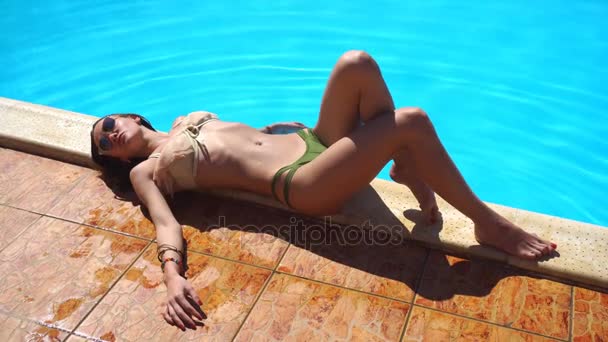 Señora en bikini sexy y gafas de sol relajante y tomar el sol — Vídeo de stock