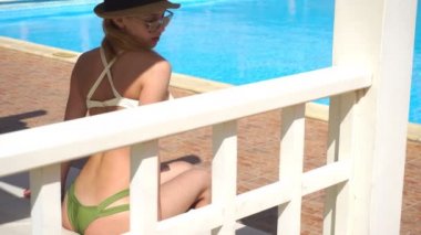 onun şort havuzun yanında kız güzel gövdeli bir mayo içinde ayarlar