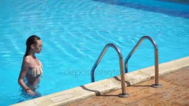 Çok güzel genç bayan seksi bikini havuzu alır