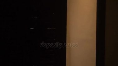 kız kapı ve sıcak güneşin uçağa karşı poz açılır