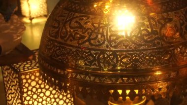 bir desen ile metalik parlak Ampüller
