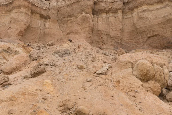 La consistenza della grande scogliera sabbiosa con rocce — Foto Stock