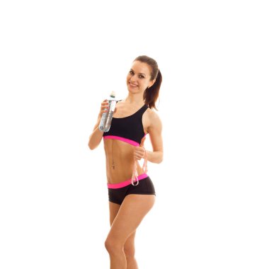 Elastik gövde ve bir su şişesi holding ile ince genç kız