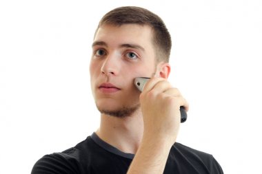 genç yakışıklı bir adamla yakın çekim yüz tıraş