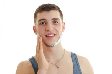 Kamera ve beyaz arka plan üzerinde izole gülümseyerek bakan bir genç yakışıklı adam portresi