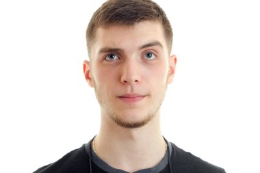 Sürpriz bir genç yakışıklı adam portresi kamera yakın görünüyor