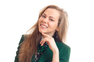 Beyaz bir arka plan üzerinde izole bir fotoğraf makinesi içine gülümsüyor ve büyüleyici bir genç kız portresi