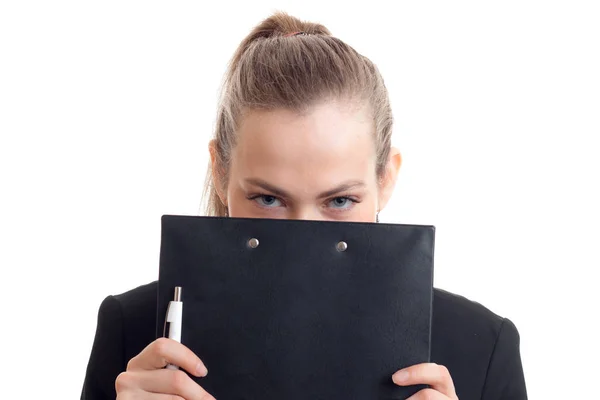 Uma menina segura um rosto Tablet preto isolado no fundo branco — Fotografia de Stock
