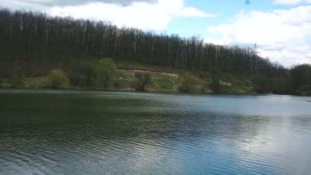beau lac calme et forêt 