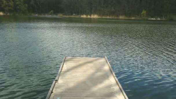 Molo na jeziorze bez ludzi — Wideo stockowe