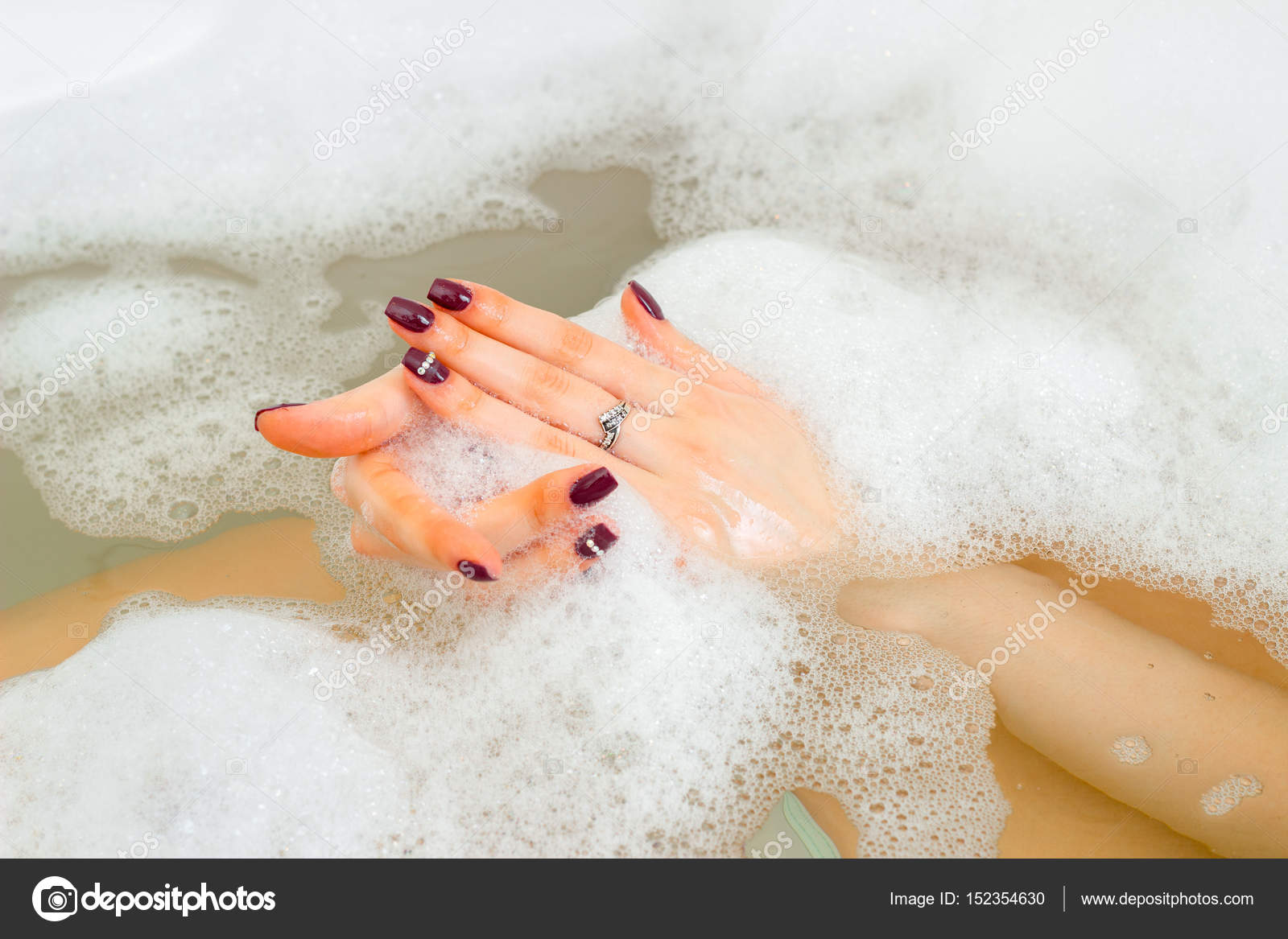 Молодая девушка в ванне фото — photo 1