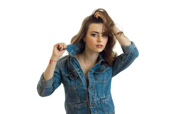 Hermosa joven morena en jeans chaqueta posando para la cámara — Foto de Stock