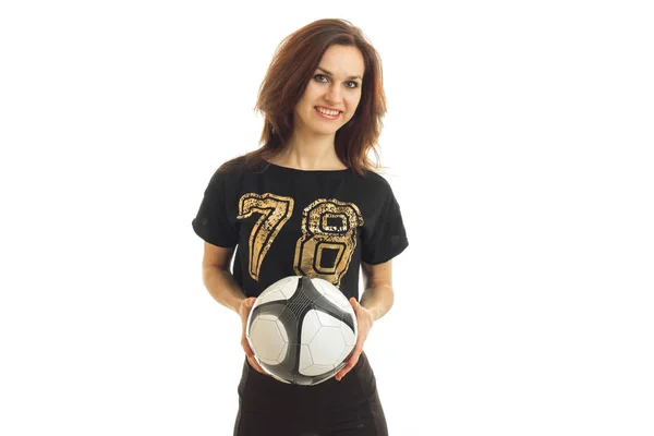 Lächelnde junge Frau im schwarzen T-Shirt schaut geradeaus und hält den Ball — Stockfoto