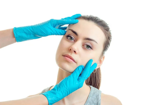 Esthéticienne salon de beauté garde une personne jeunes filles dans les mains bleues-gants — Photo