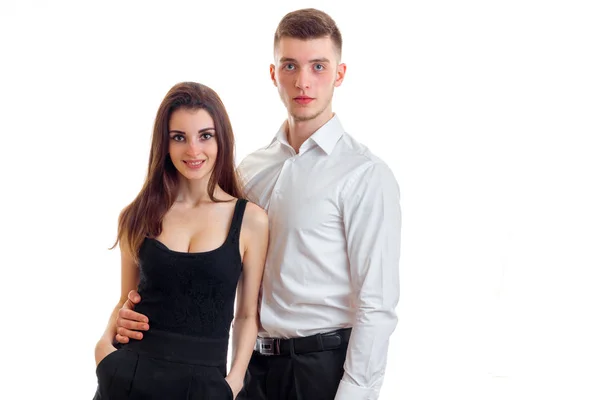En charmig ung flicka i en svart klänning bredvid en stilig kille i en vit skjorta — Stockfoto