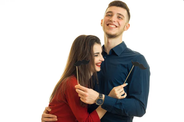 Веселый красивый молодой парень с девушкой, обниматься и смеяться — стоковое фото