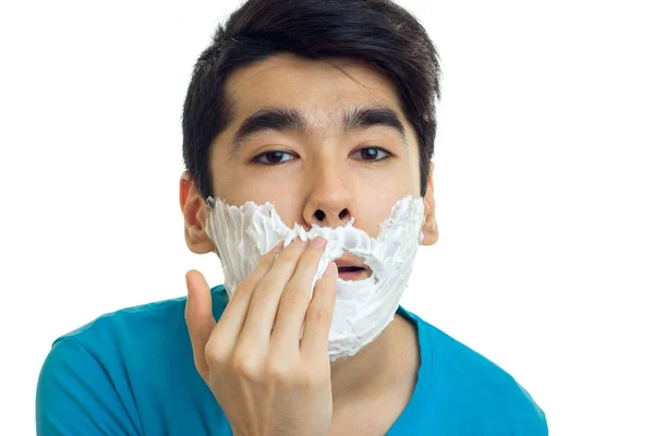 Retrato de un joven con espuma en la cara aislada sobre fondo blanco —  Fotos de Stock