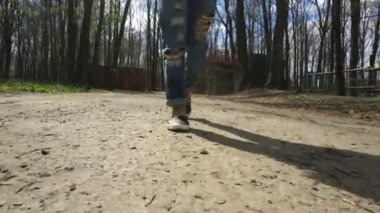 kadın spor ayakkabı parktan gider