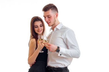 güzel genç çift ayakta yakınındaki ve bardak beyaz şarap taşıma