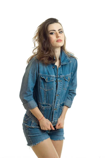 Attraente giovane ragazza in jeans vestito posa sulla macchina fotografica — Foto Stock