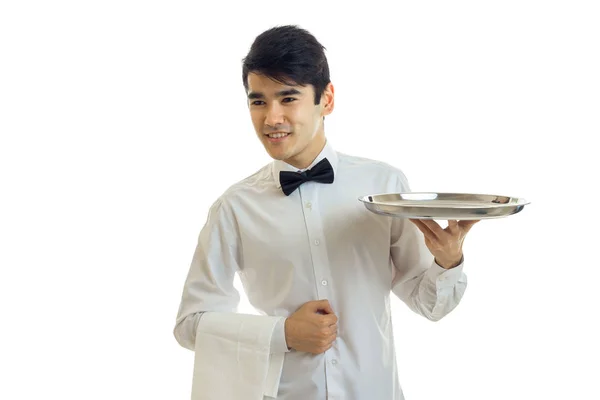 Knappe kelner in een wit overhemd strekt zich vooruit lade — Stockfoto
