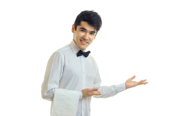Jonge aantrekkelijke ober houdt aan kant handdoek en glimlachen — Stockfoto
