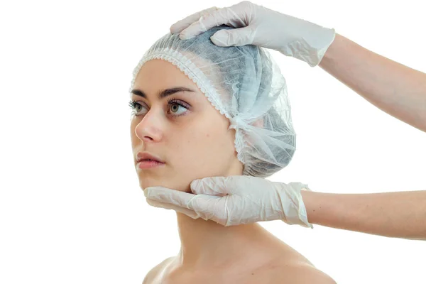Молодая девушка в шляпе из медицинских волос в кабинете у косметолога — стоковое фото