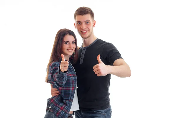Um jovem casal apaixonado sorrir rostos e mostrar a classe — Fotografia de Stock