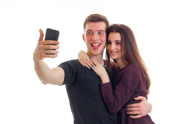 Junges schönes Paar macht ein Foto auf dem Handy und lächelt — Stockfoto