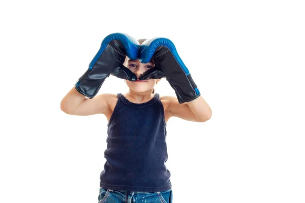 Kleines Kind in Boxhandschuhen — Stockfoto