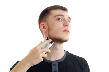 Genç ciddi adam başını ve onun sakalı beyaz bir arka plan üzerinde izole dusunu kaldırdı