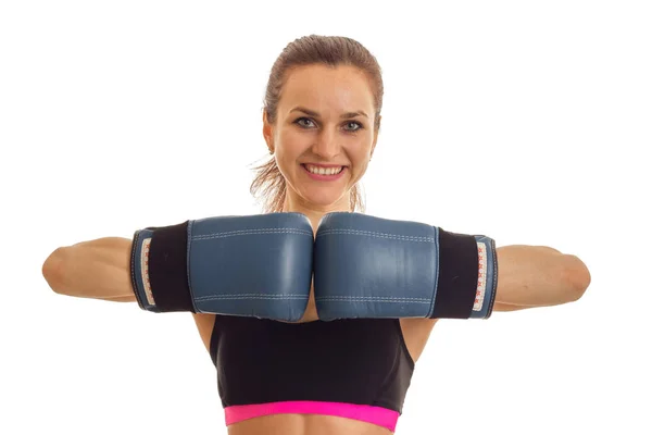 Jeune fille souriante tenant la main devant lui gants de boxe — Photo