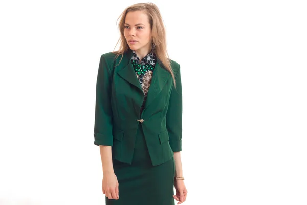 Hermosa joven rubia en una chaqueta verde y una falda mira hacia —  Fotos de Stock