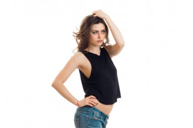 güzel genç esmer siyah t-shirt el saç tutar ve doğru görünüyor