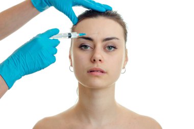 Beyaz arka plan üzerinde izole plastik cerrah, çekici kız