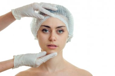 tatlı kız beyaz arka plan üzerinde izole plastik cerrah