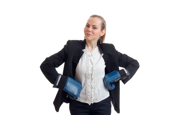 Junge Geschäftsfrau hält sich in Boxhandschuhen an den Seiten — Stockfoto